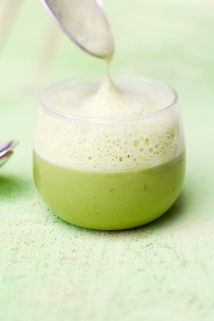 Erbsen-Thaicurry-Suppe mit Minzschaum im Glas