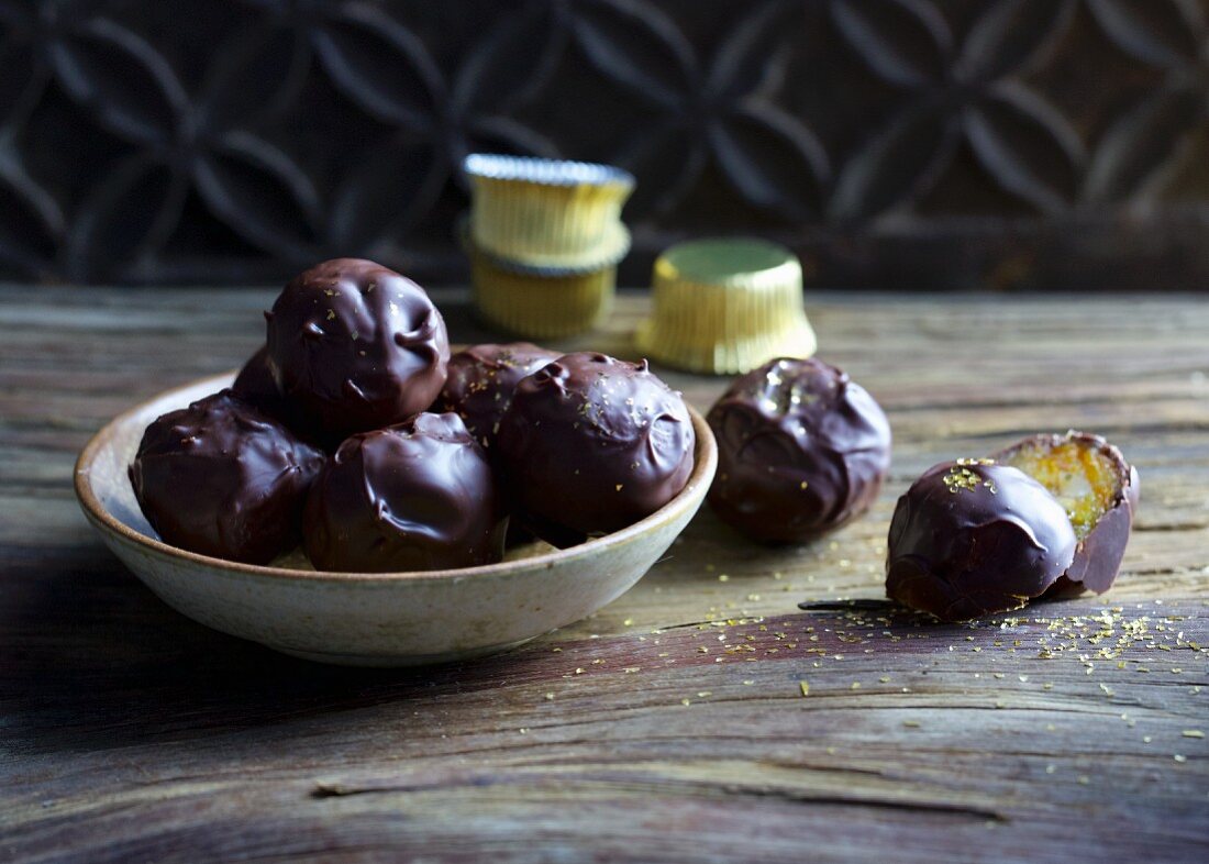 Fruity power balls with candied fruit