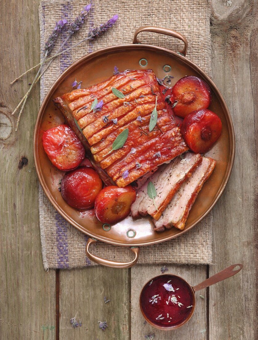 Schweinebauch mit Pflaumen-Lavendel-Glasur