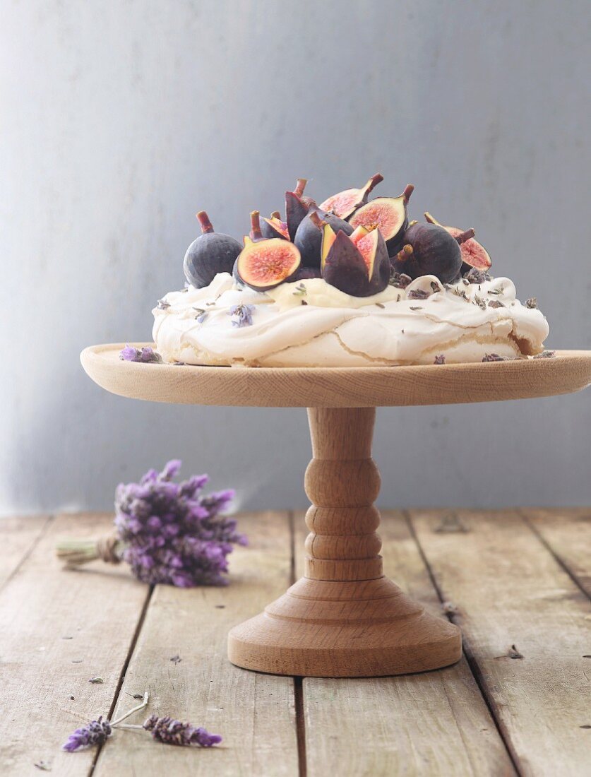 Lavendel-Pavlova mit Feigen