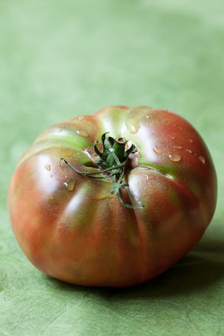 Tomate auf grünem Grund