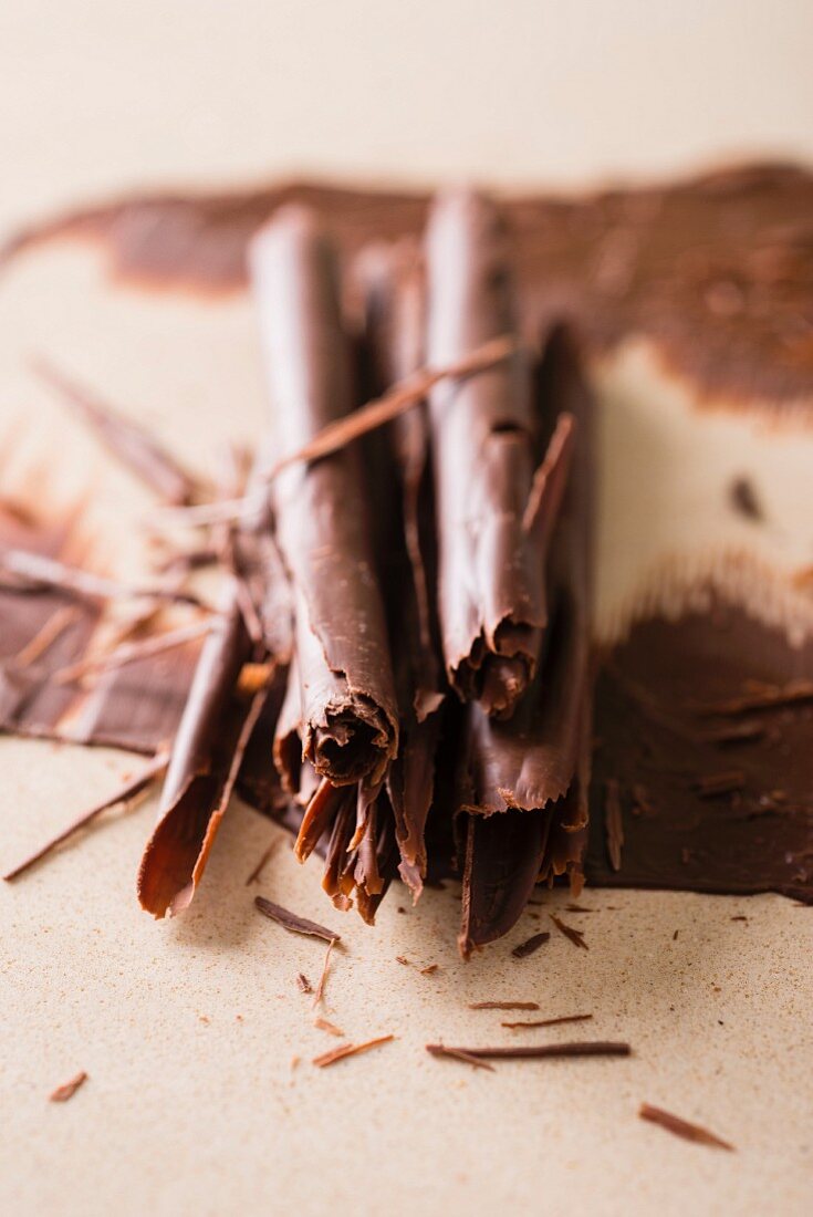 Schokoladenröllchen als Tortenverzierung (Close Up)