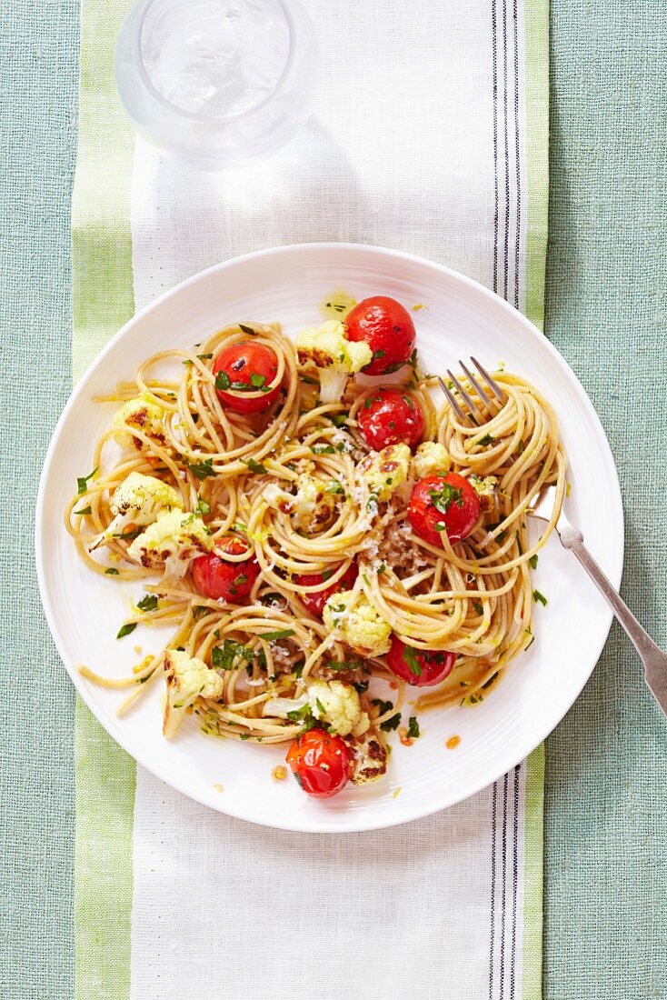 Spaghetti mit Tomaten und gebratenem Blumenkohl