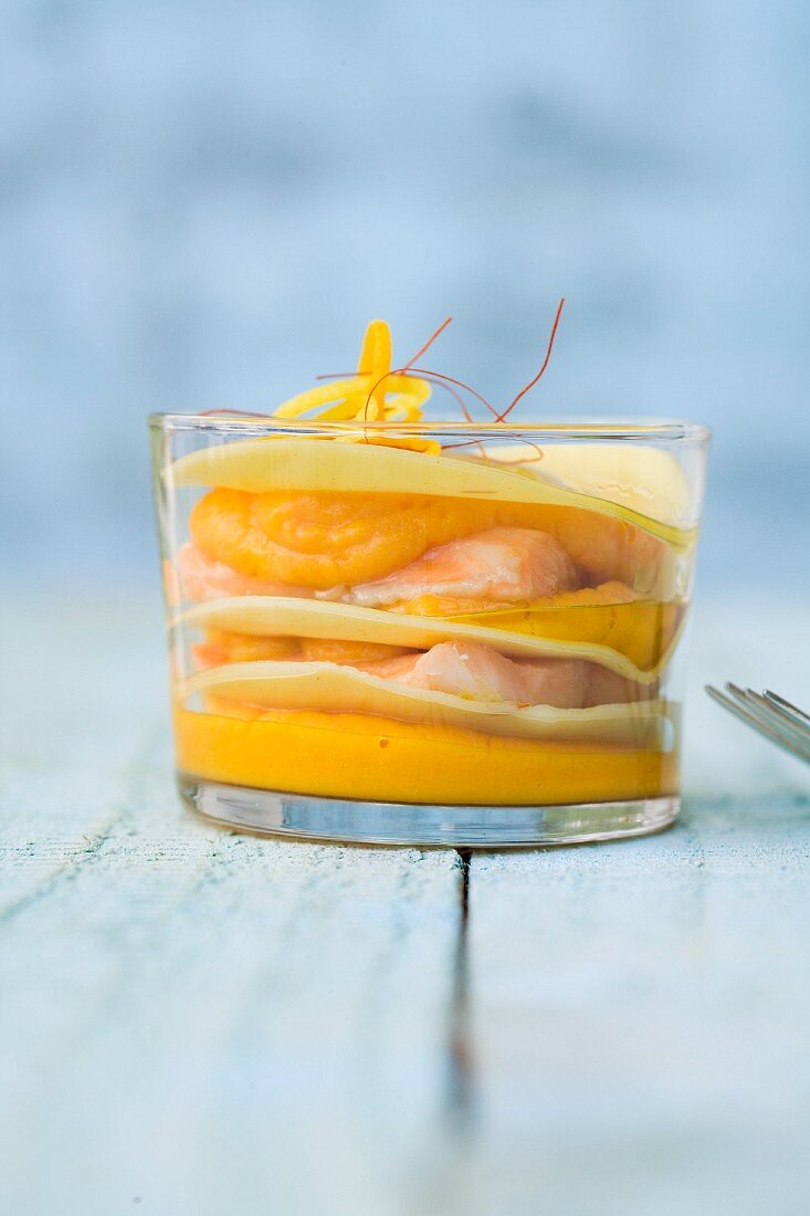 Zitruskonfierter Saibling mit Süsskartoffelpüree und Chilinudelblättern im Glas