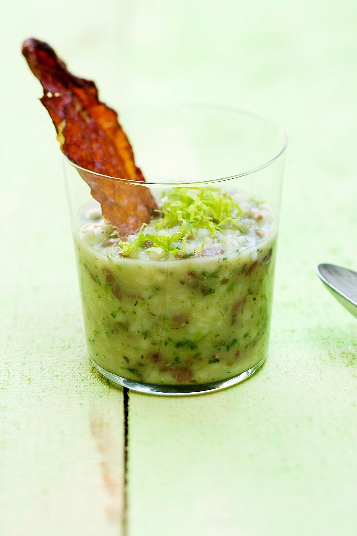 Gersten-Sellerie-Suppe mit Bresaola und grünem Apfel im Glas