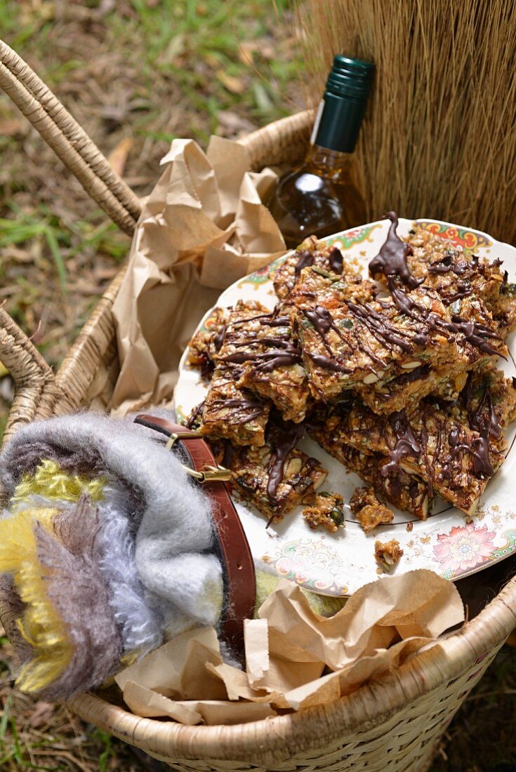 Muesli bars with chocolate for a winter picnic (South Africa)