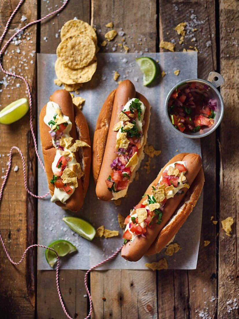 Hot Dog mit Sour Cream und Nachos