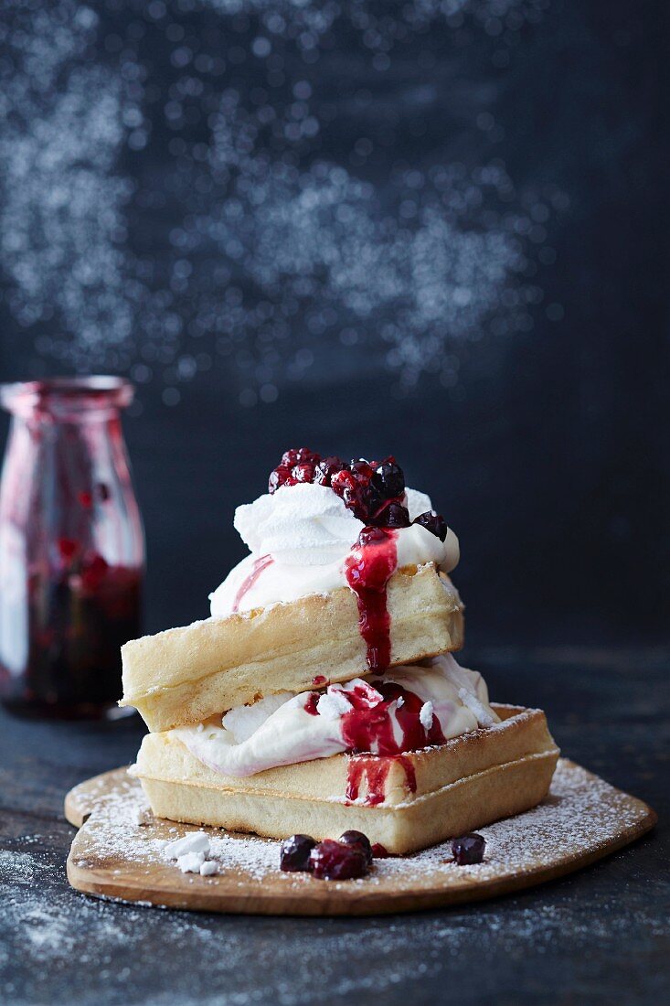 Waffeln mit Sahne, Baiser und Beeren