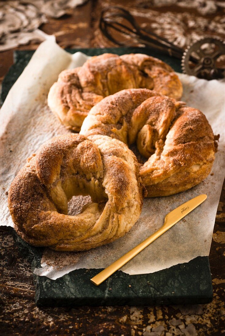 Zimt-Bagoissant (Kombination zwischen Bagel und Croissant)