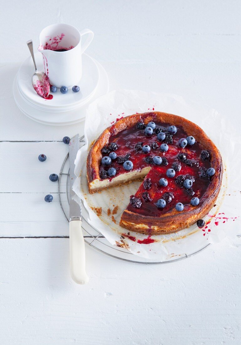 Zitronen-Käsekuchen mit Heidelbeeren, angeschnitten