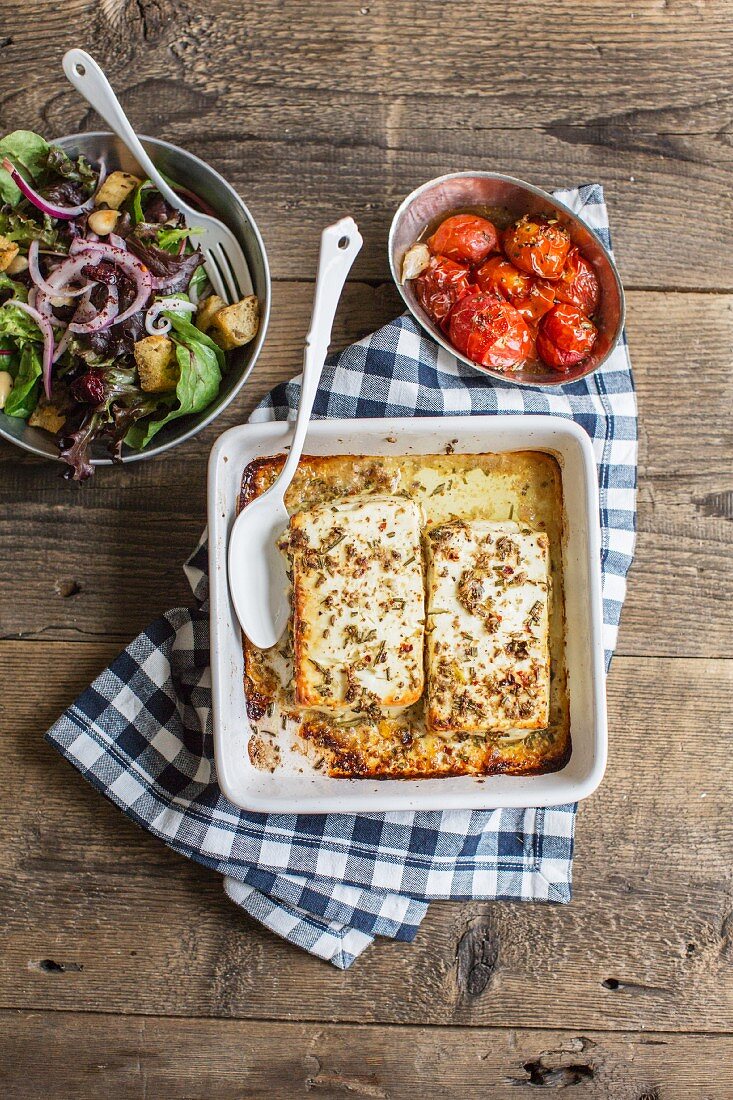 Überbackener Schafskäse mit Kirschtomaten & Brotsalat