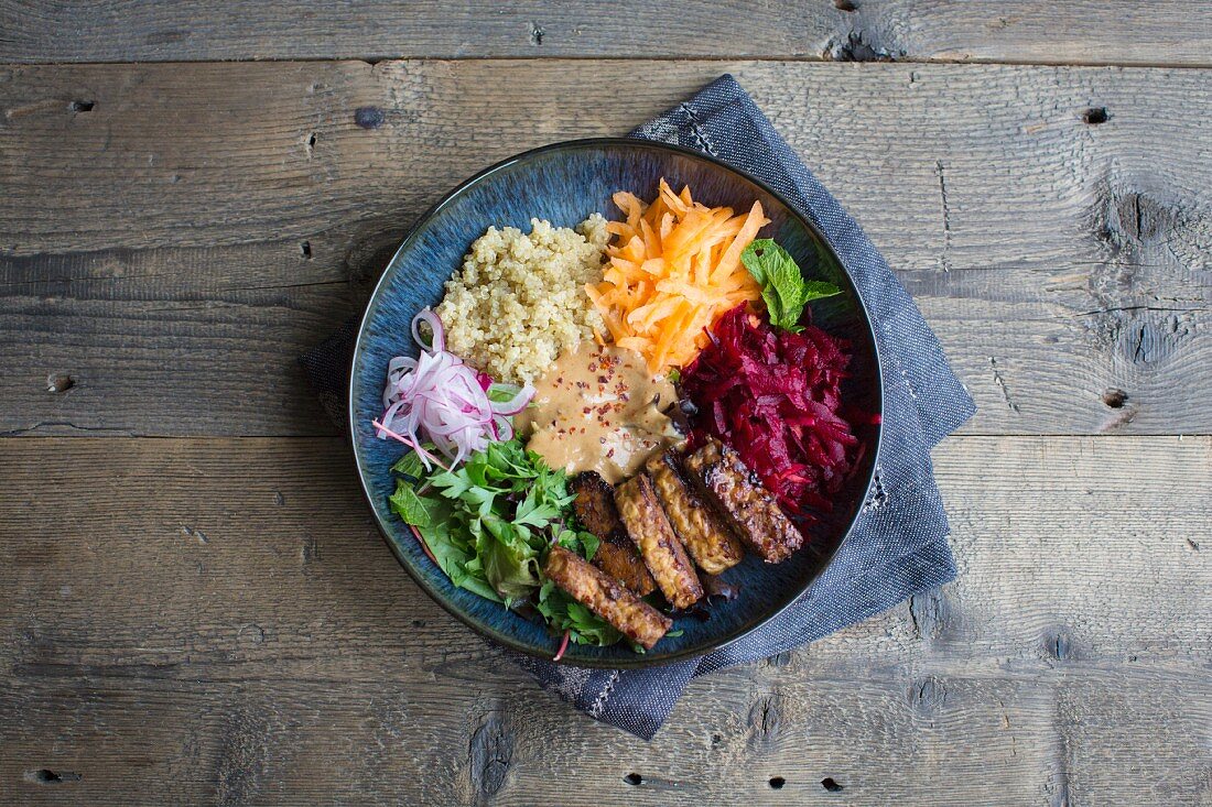 Goodness Bowl mit Tempeh (Veganes Powerfood)