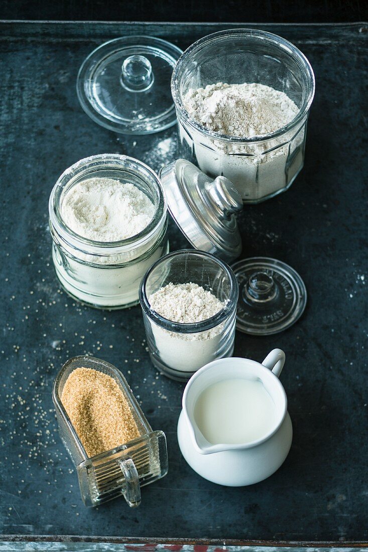 Verschiedene Mehlsorten, Milch & brauner Zucker in der Brotbackstube