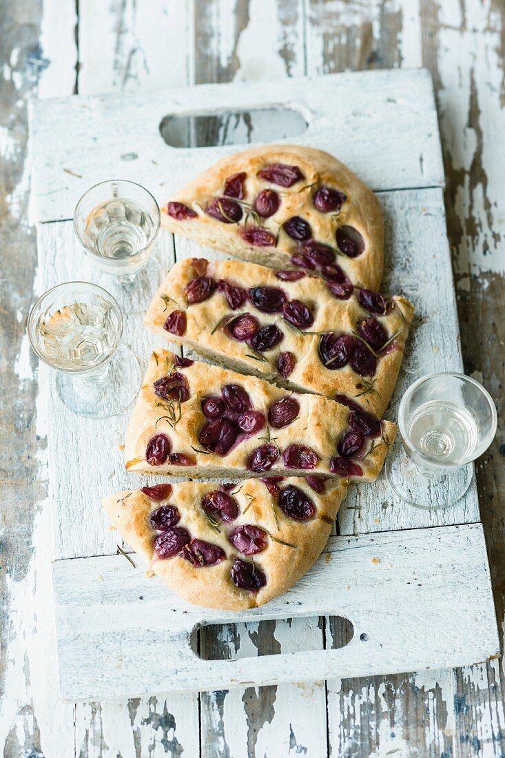 Focaccia mit roten Weintrauben & Rosmarin