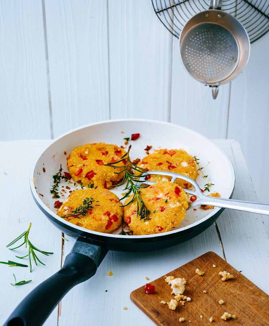 Schafskäsefrikadellen mit Paprika & Amarant