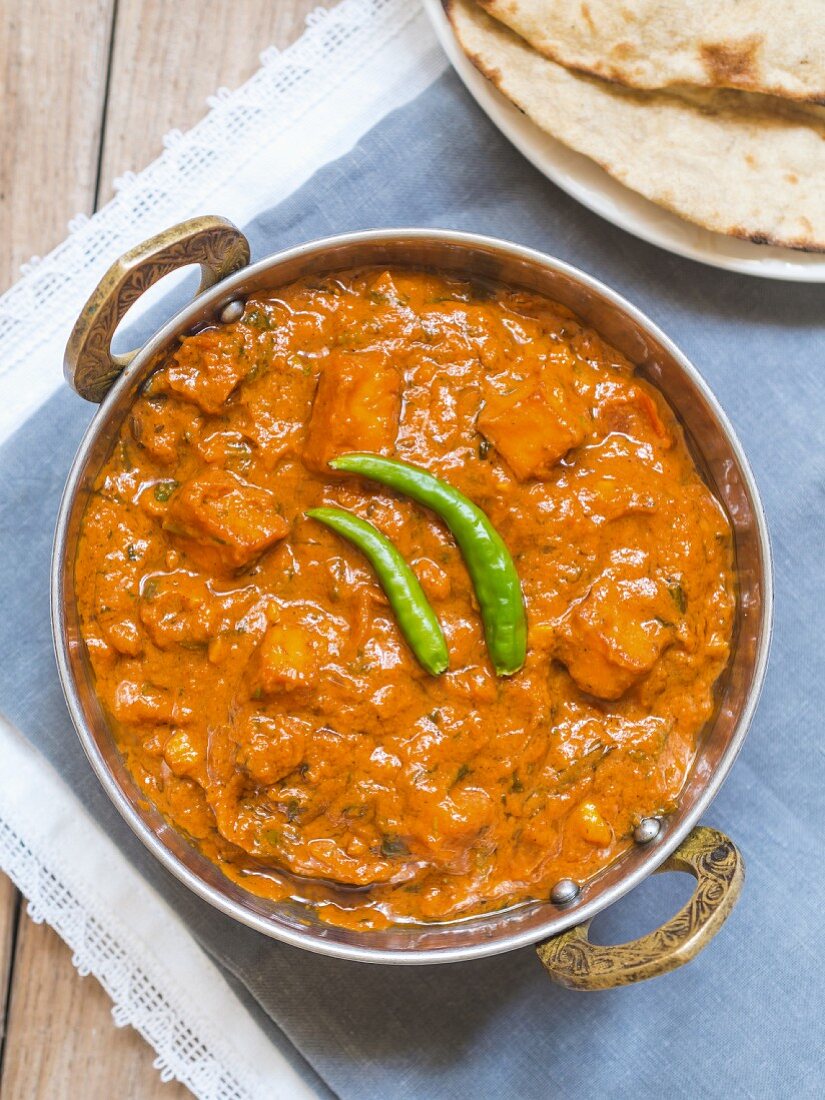 Paneer Tikka Masala in traditioneller Kupferschale (Indien)