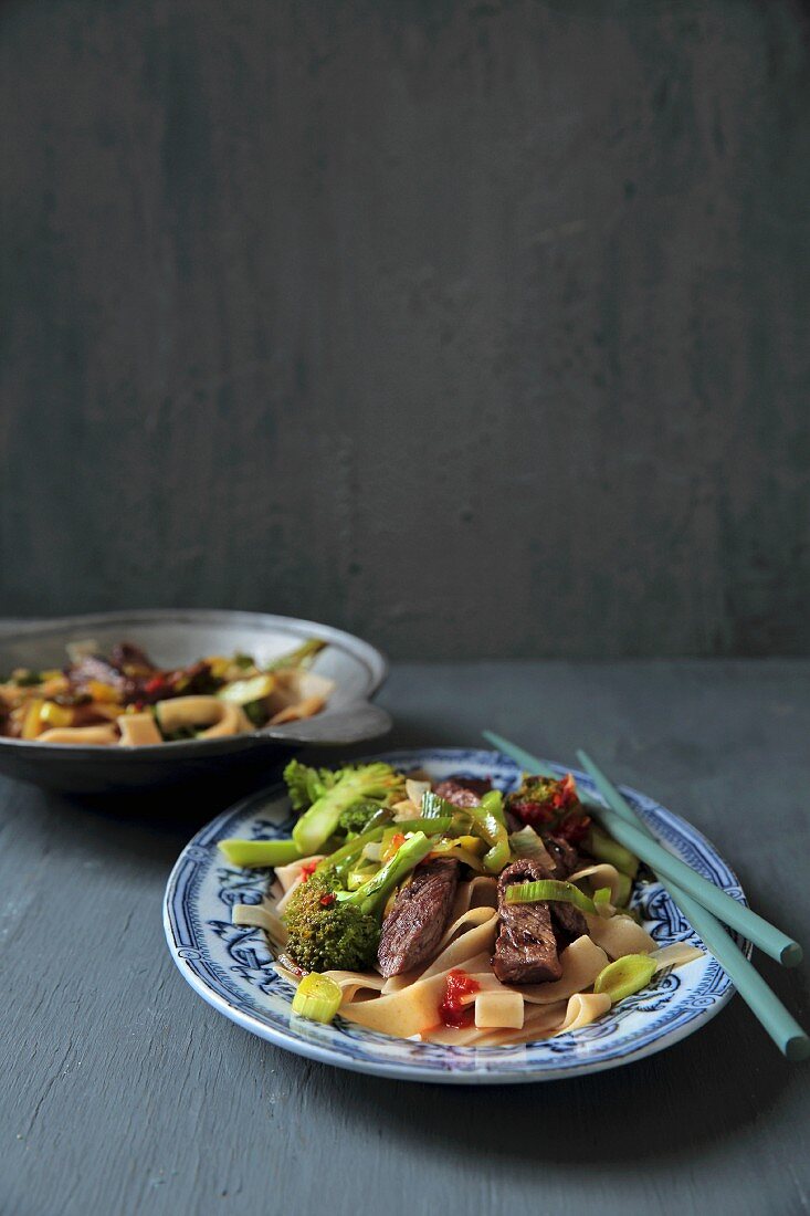 Beef strips with broccoli and wholemeal pasta