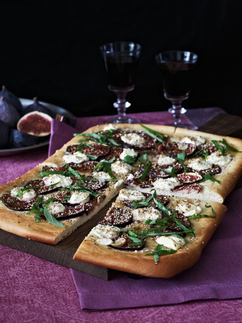 A fig and cream cheese pizza