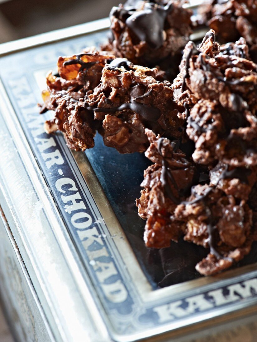 Schokoladen-Crunchies mit Cornflakes und Trockenfrüchten