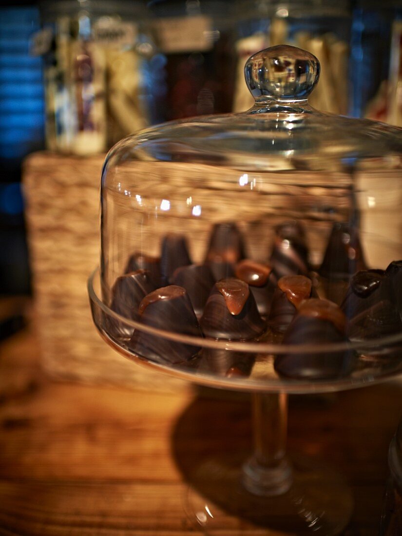 Schokoladenkonfekt unter Glashaube