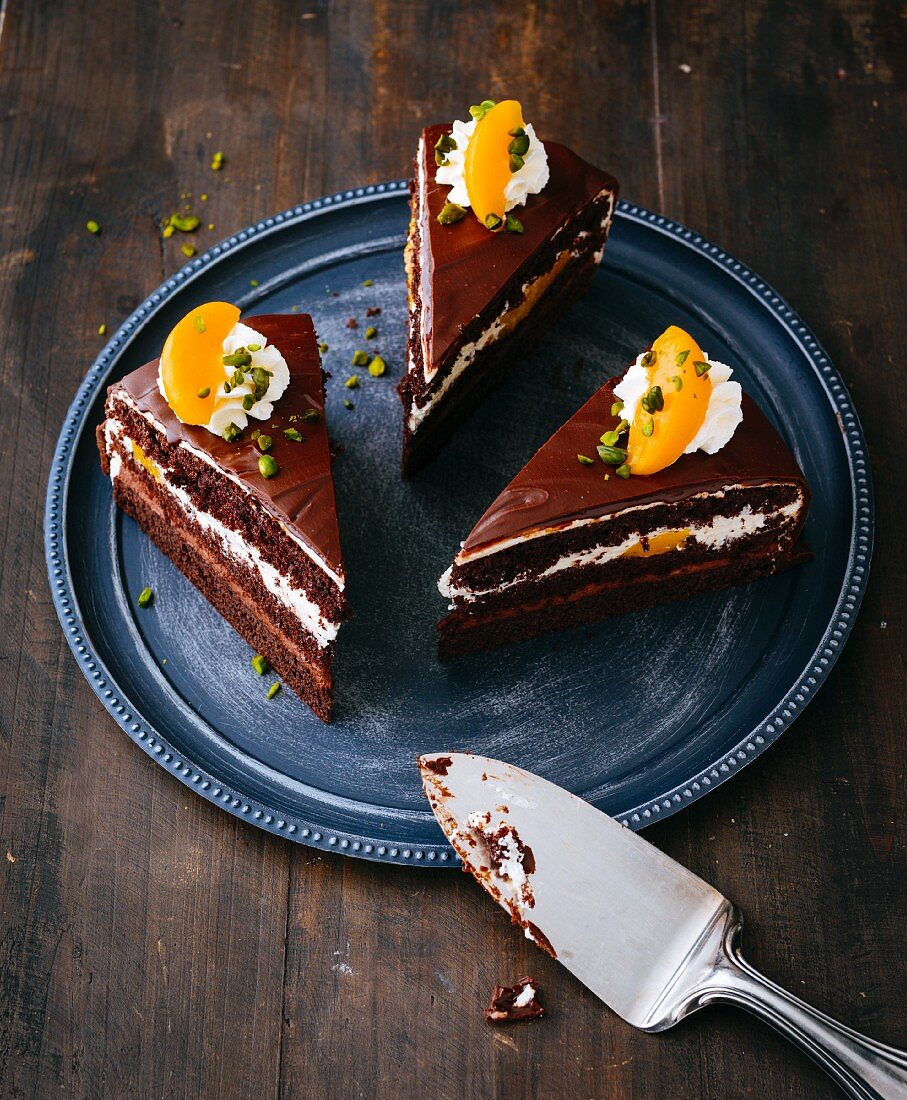 Drei Stücke glutenfreie Pfirsich-Schokoladen-Torte