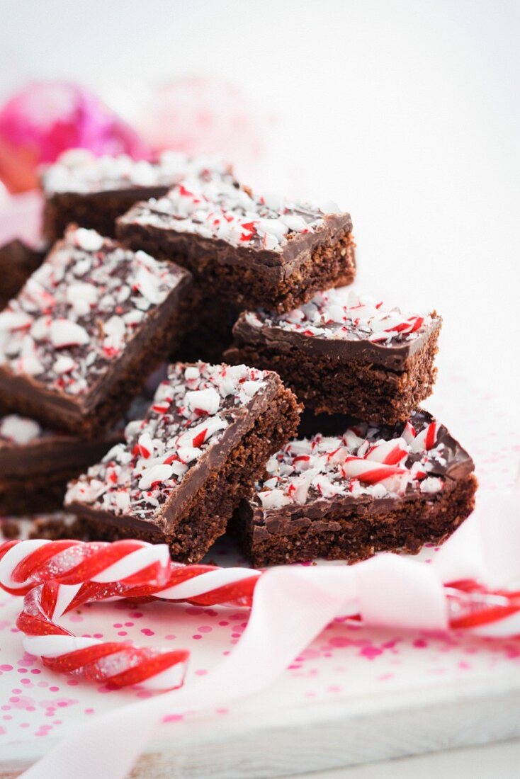 Schokoladenschnitten mit Zuckerstangen (weihnachtlich)