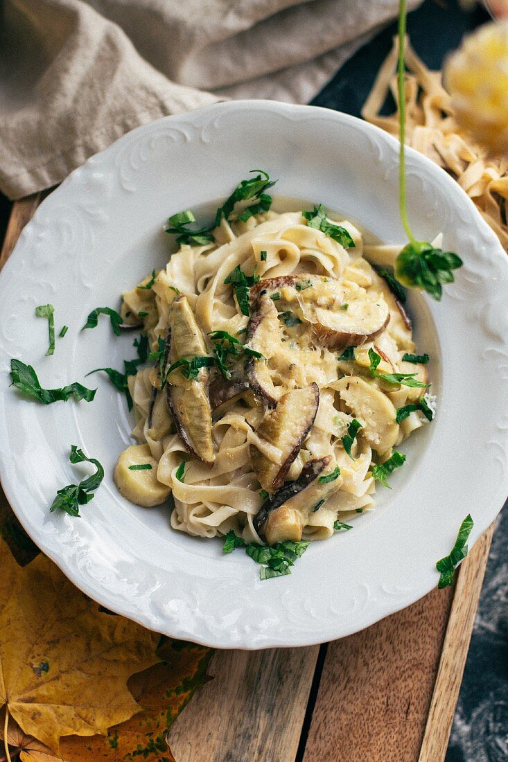 Tagliatelle with mushrooms and herbs