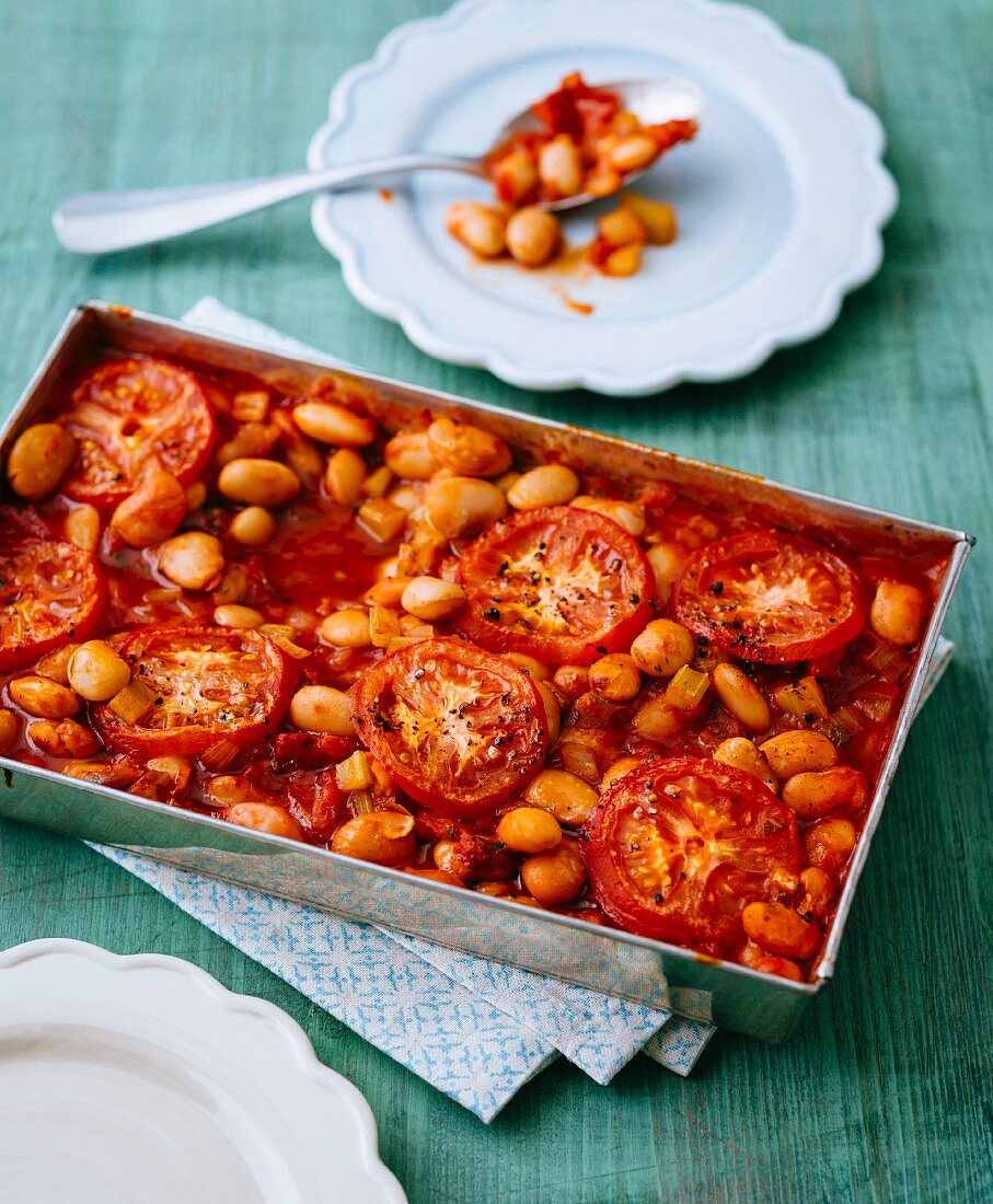 Gratinated broad beans with tomato sauce