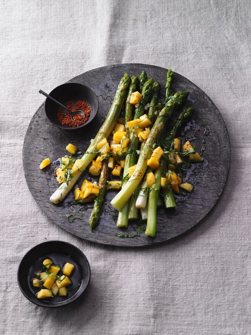 Green asparagus salad with chilli and mango