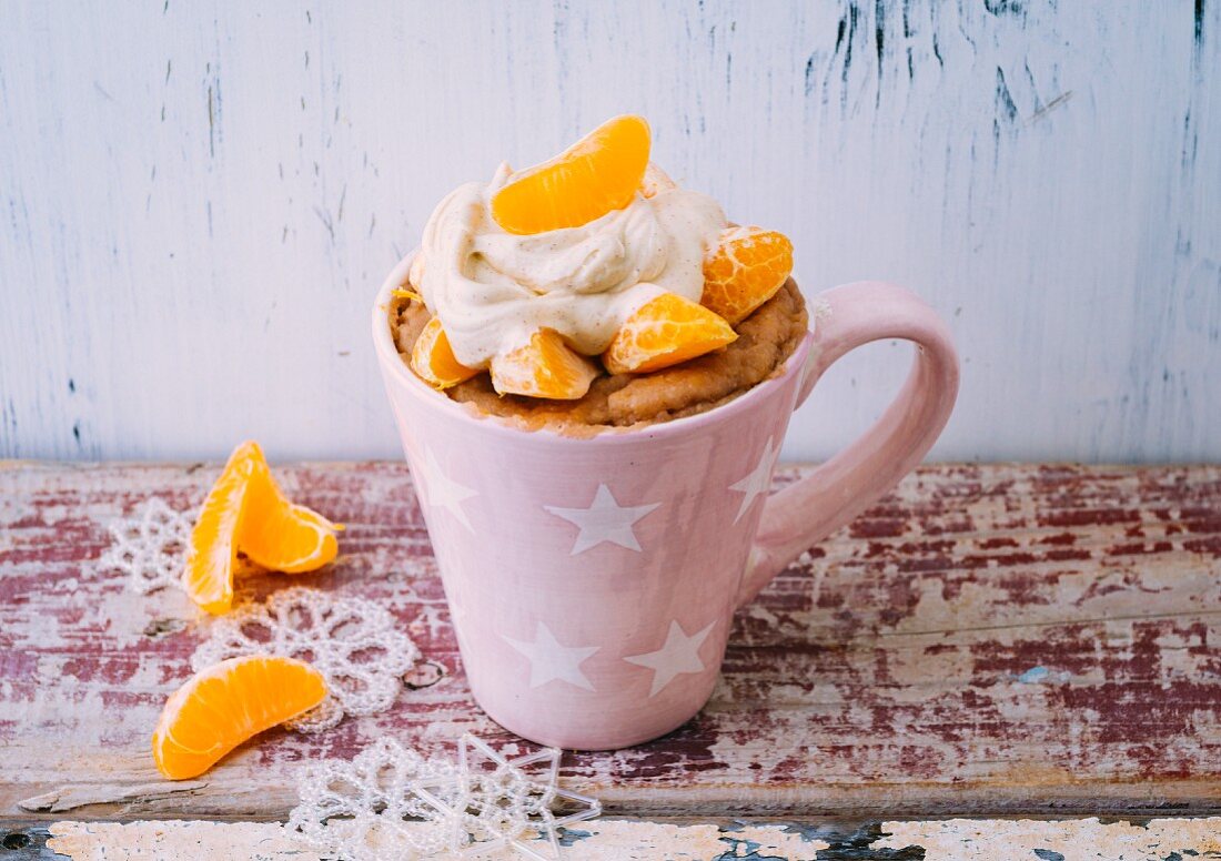 A mulled wine mug cake with apples, mandarins and a mascarpone topping