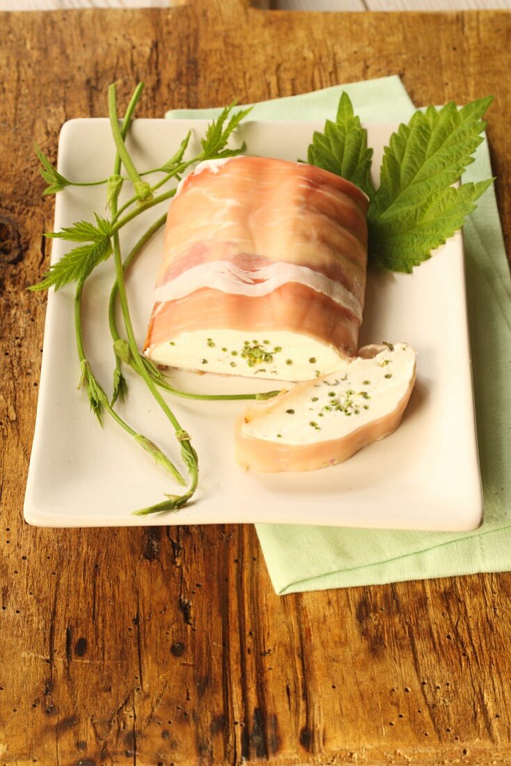 Frischkäseterrine mit Kräutern im Rohschinkenmantel