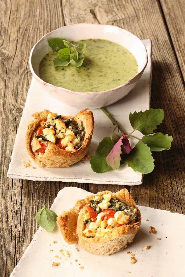 Toast bowls with spinach, tomatoes, pigweed and feta cheese, and courgette soup with herbs