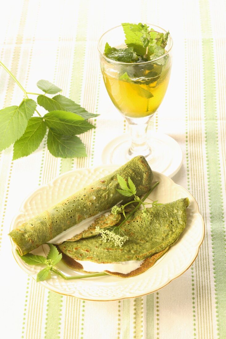 Buchweizenpfannkuchen mit Brennesseltriebspitzen