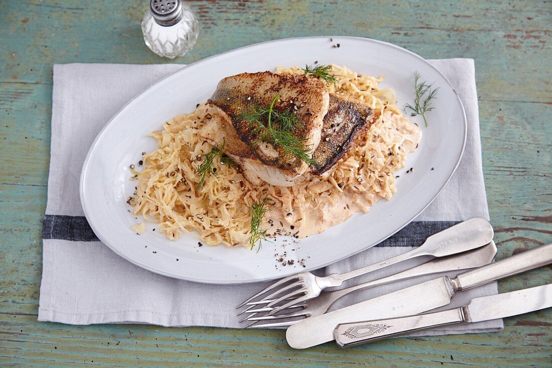 Gebratene Fischfilets auf Sauerkraut