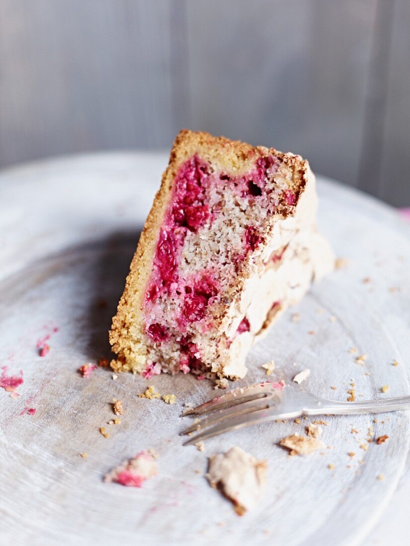 Ein Stück Johannisbeerkuchen mit Baiser