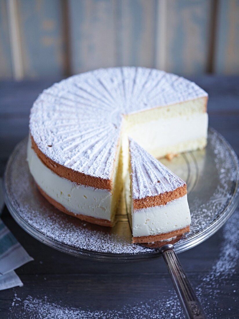Creamy cheese cake with icing sugar, sliced