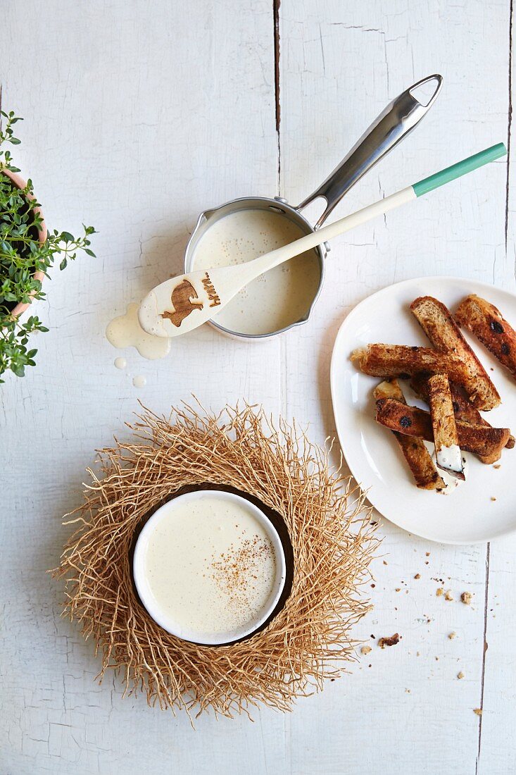 Süsses Vanille-Fondue mit Hot Cross Buns zu Ostern