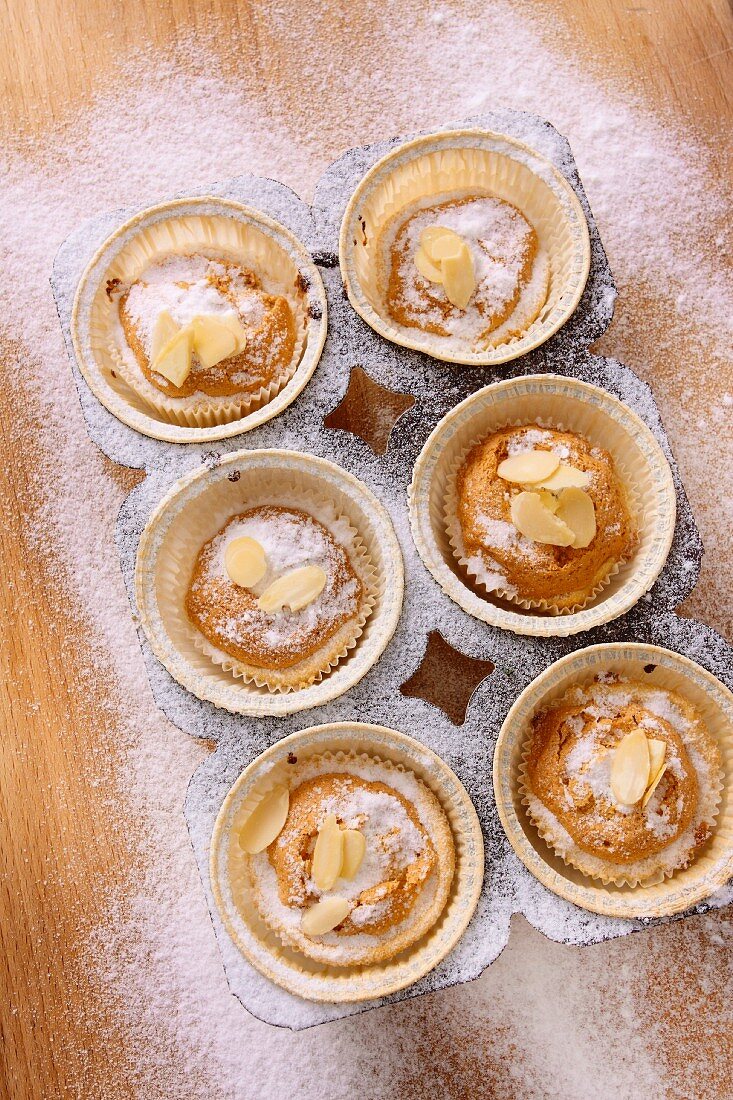 Mini cakes with flaked almonds