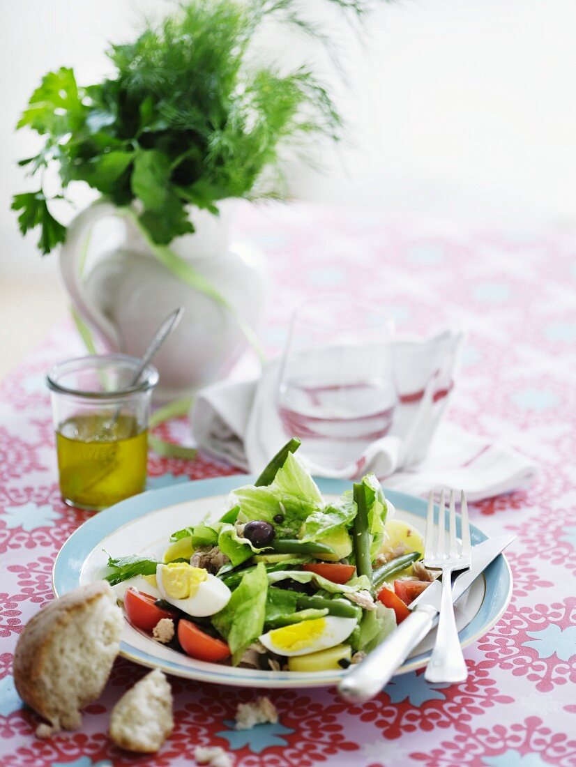 Nizzasalat mit Bohnen, Ei und Oliven
