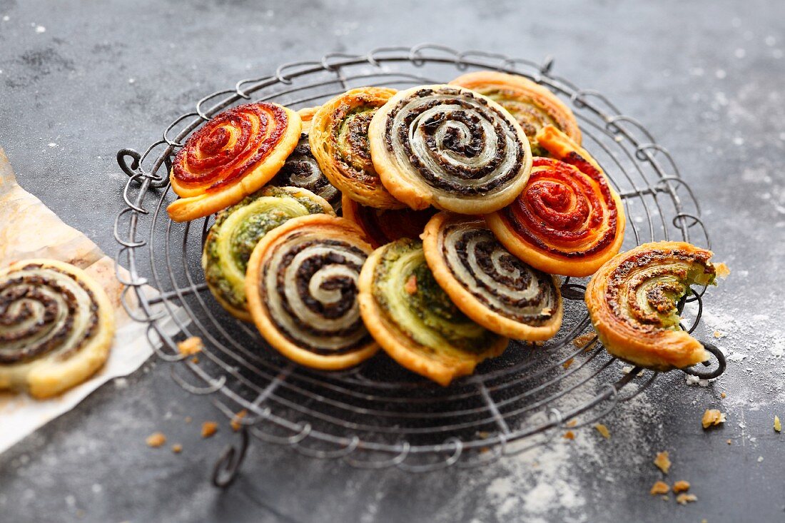 Bunte Kräuter-, Oliven- & Tomatenspiralen mit Parmesan