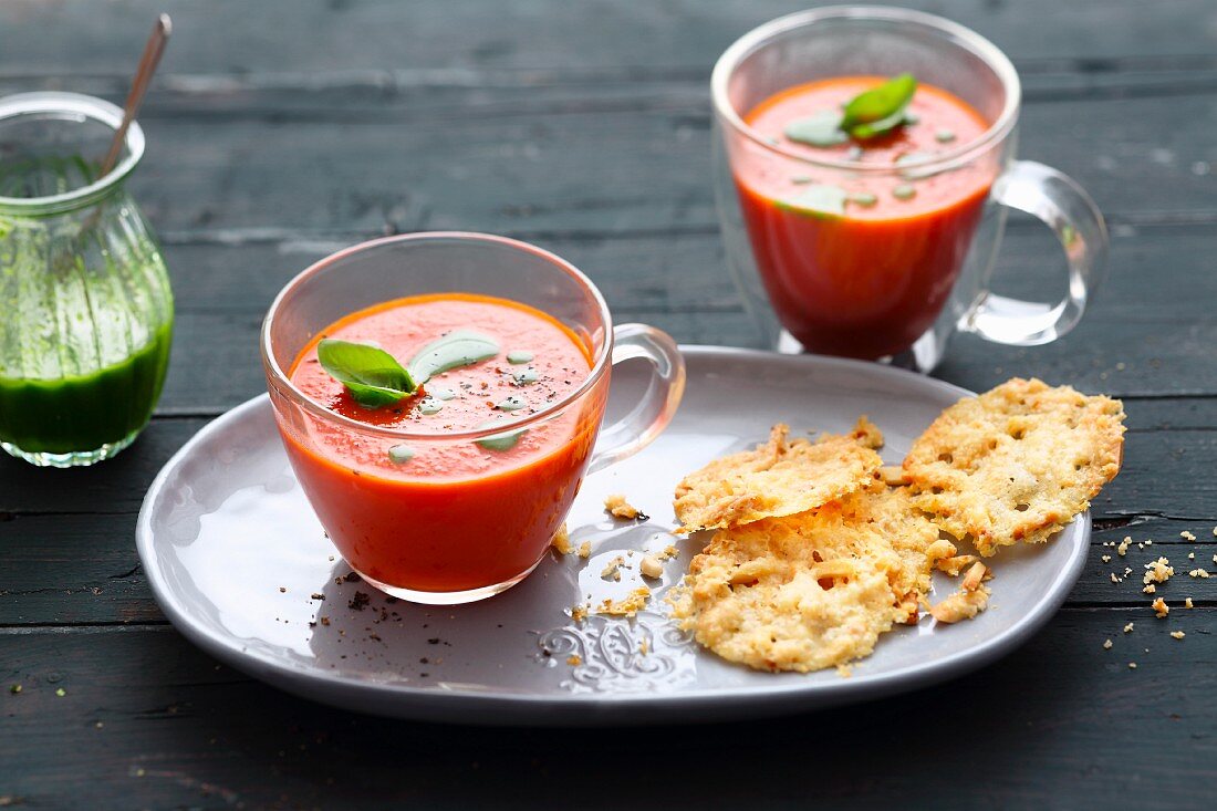 Tomatensuppe mit frischen Parmesan-Chips