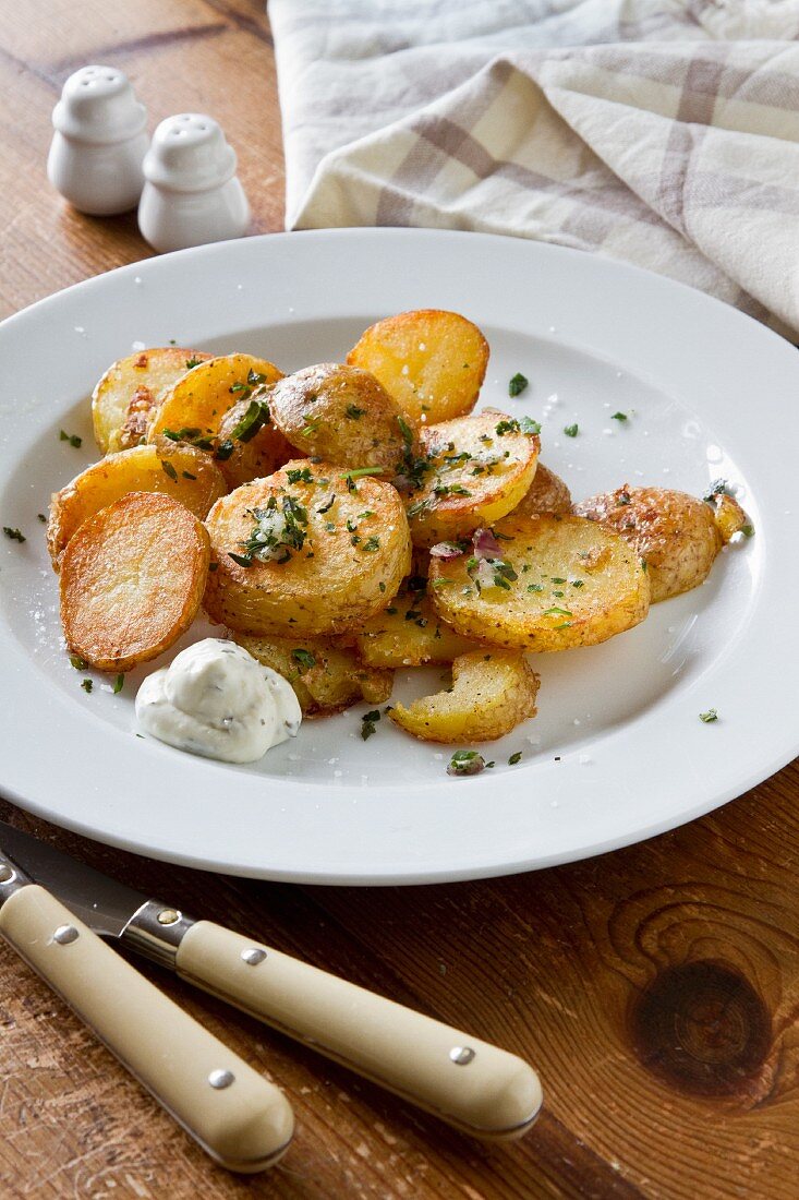 Fried potatoes with herb quark