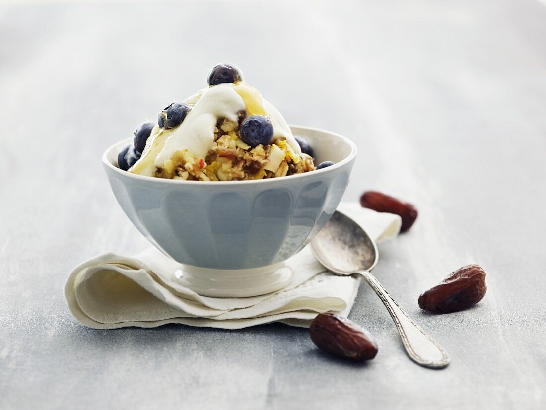 Muesli with yoghurt, blueberries and dates