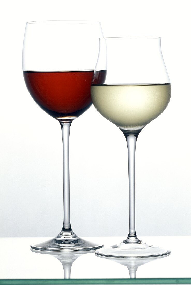 Ein Glas Weißwein vor einem Glas Rotwein