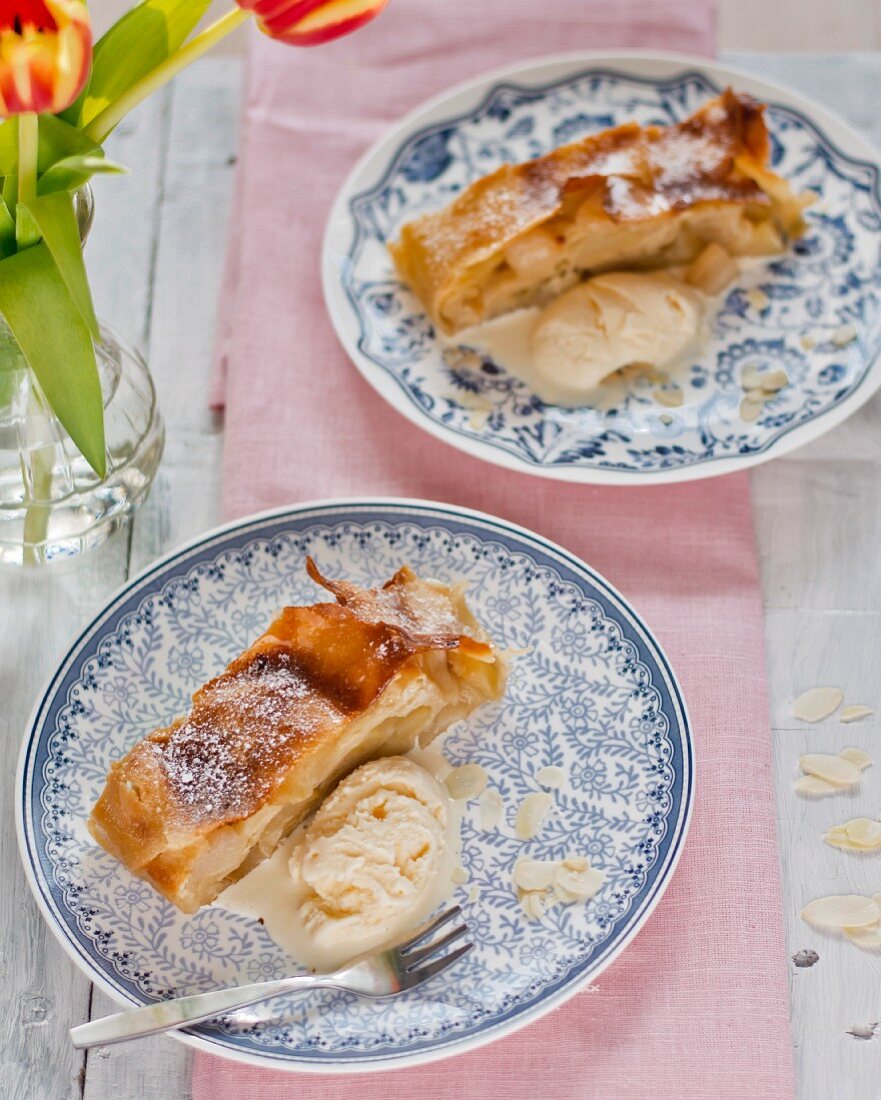 Zwei Teller Apfelstrudel mit Vanilleeis