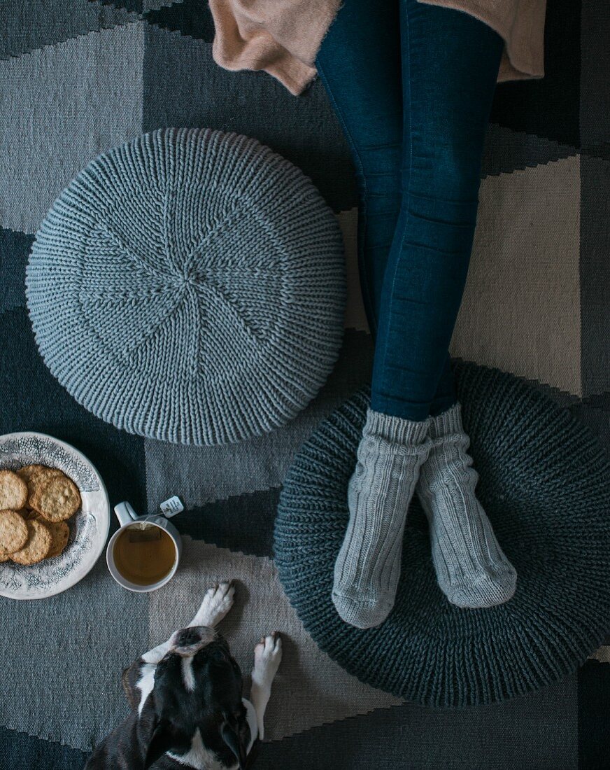 A kitted pouffe made from a mixed woollen yarn