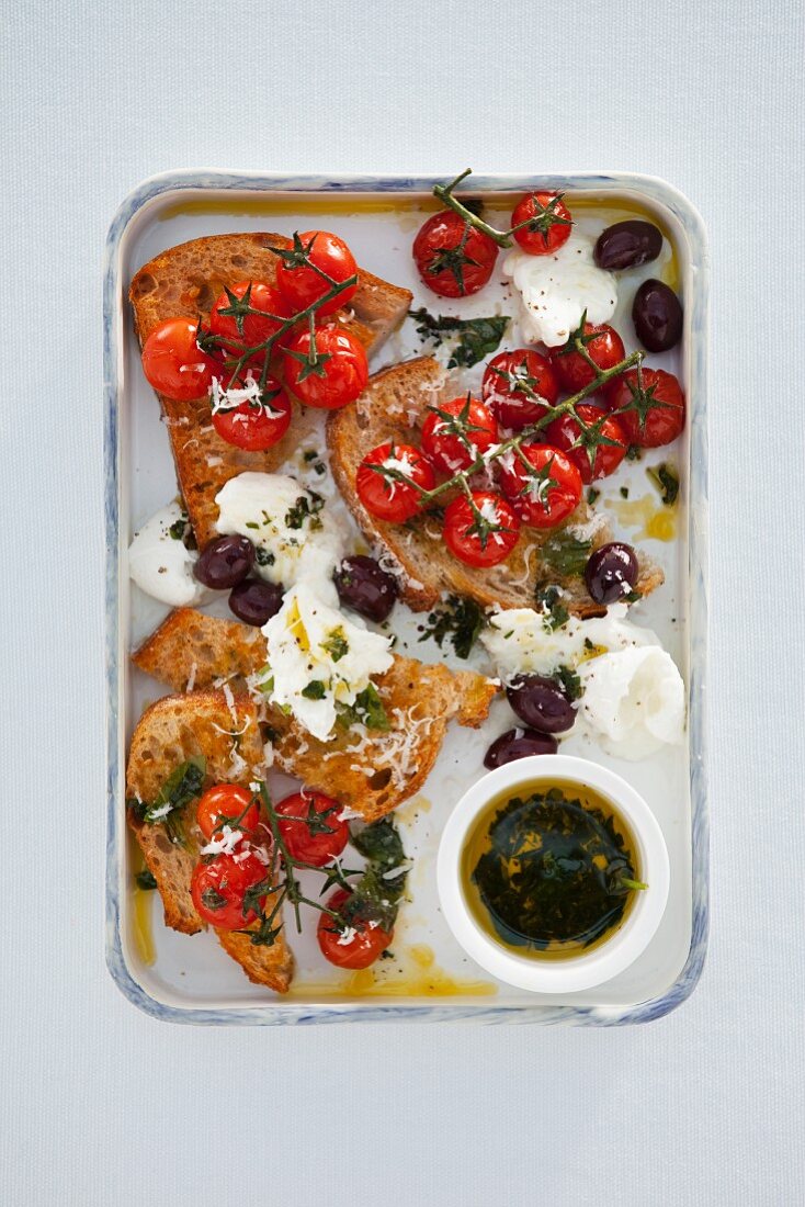 Brotsalat mit gebackenen Kirschtomaten, Oliven und Mozzarella