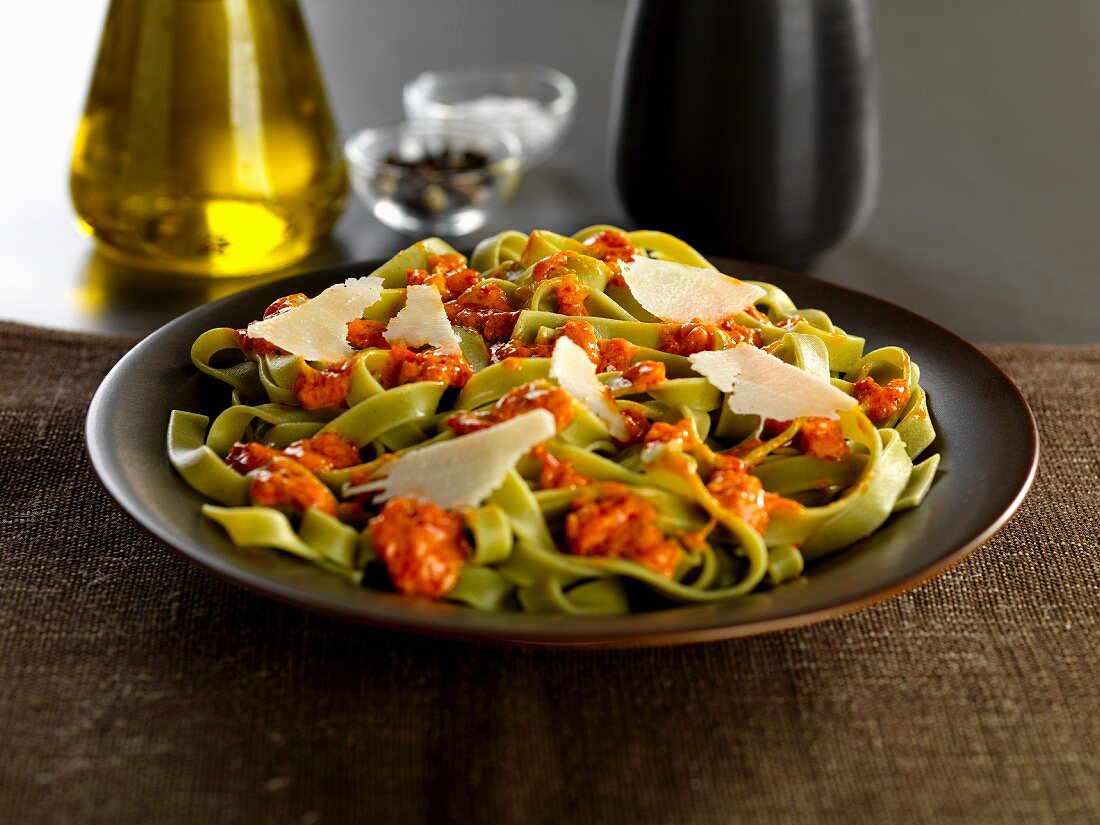 Grüne Bandnudeln mit Pesto calabrese und Parmesanspänen