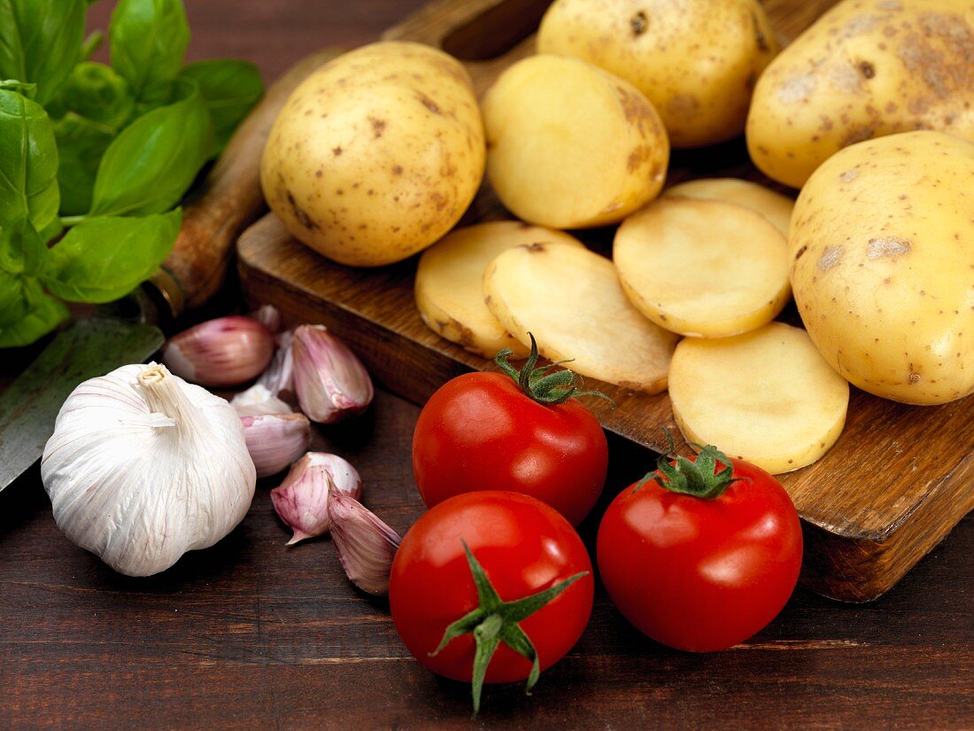 Zutaten für Kartoffeln mit Tomaten, Knoblauch und Basilikum