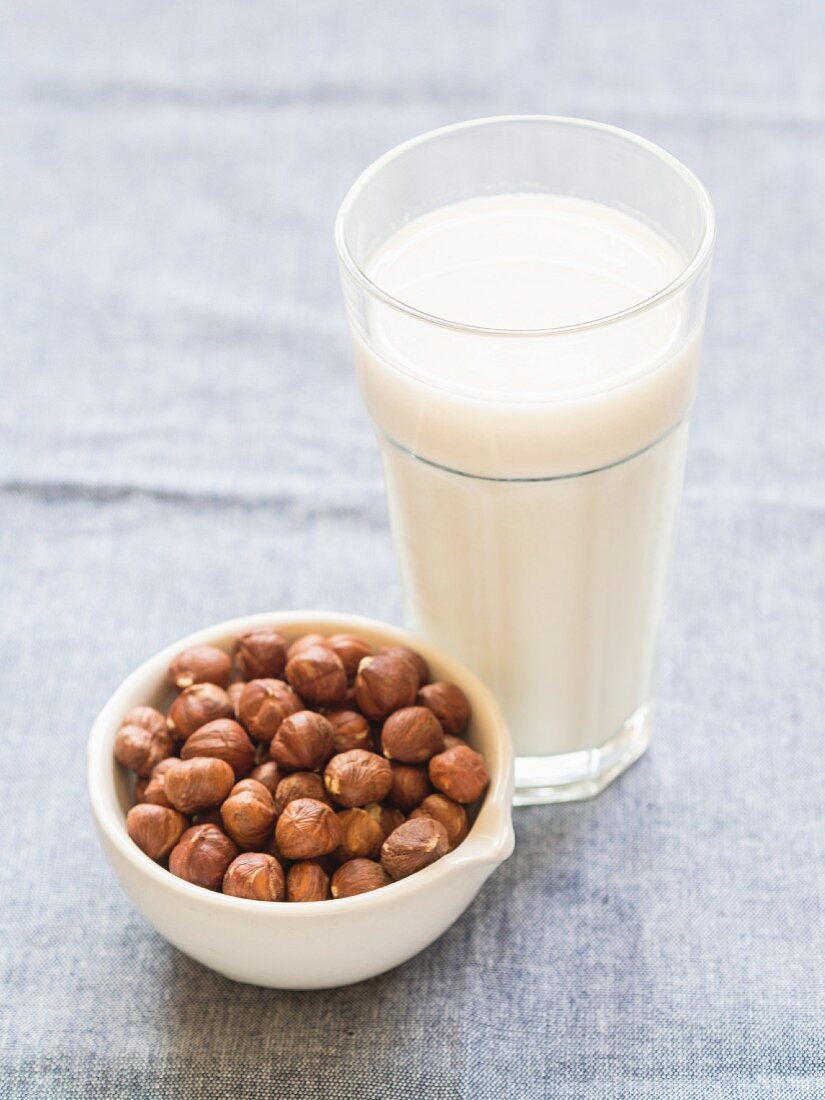 Hazelnut milk with hazelnuts